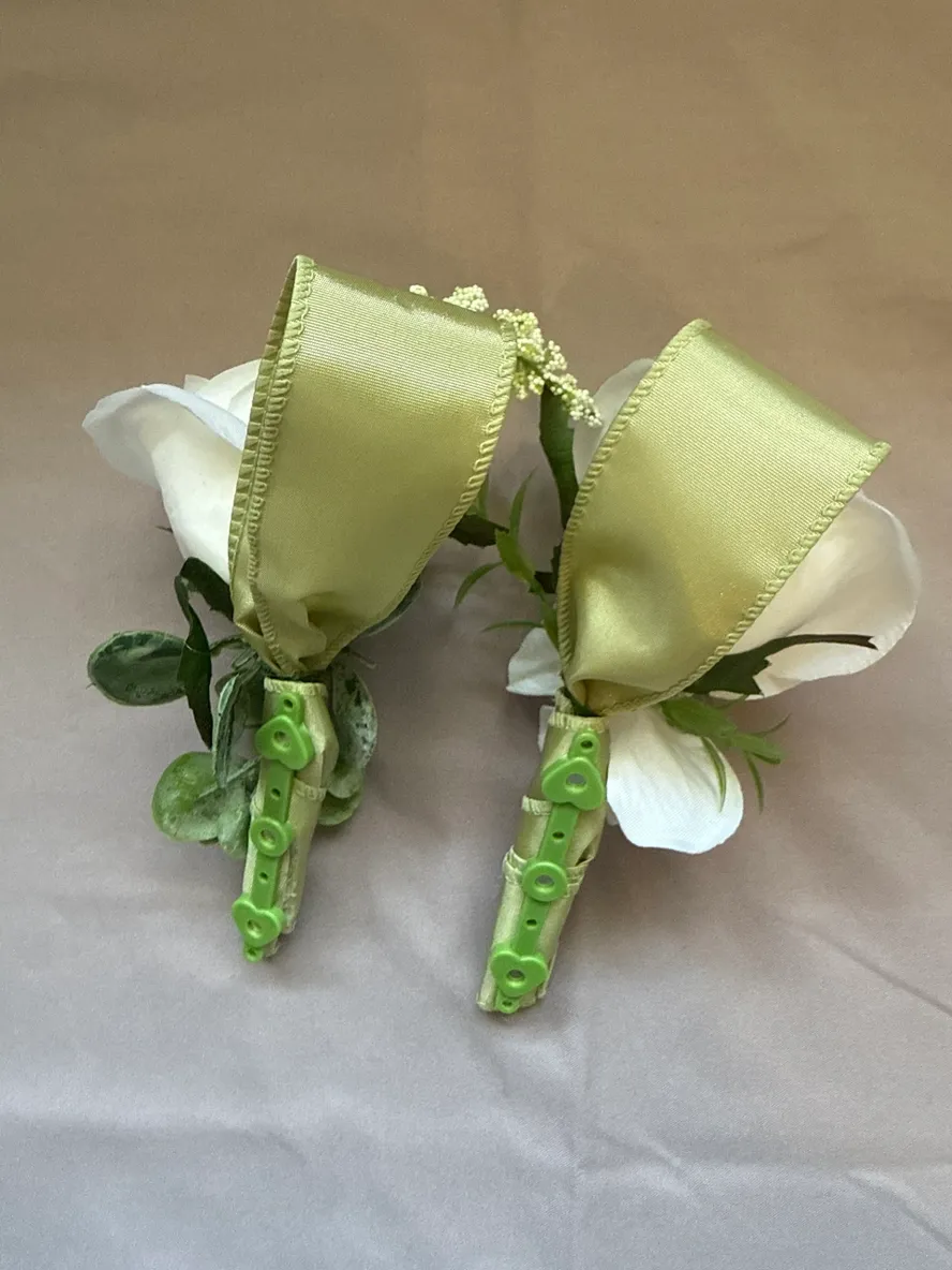 White Rose Magnetic Boutonnières Package of 6 - Image 3