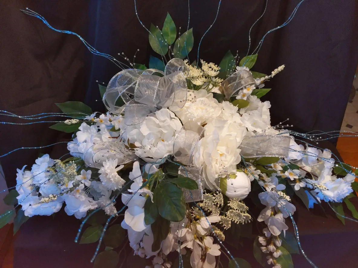 White Peony Head Table Arrangement - Image 4