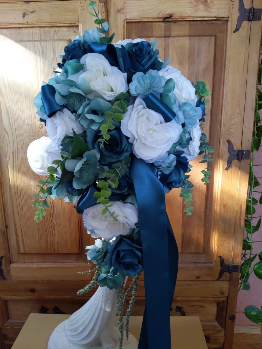 Cascade Bridal Bouquet & Bout